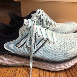 New Balance Women’s Pale Blue Fresh Foam Sneakers Sz 7.5